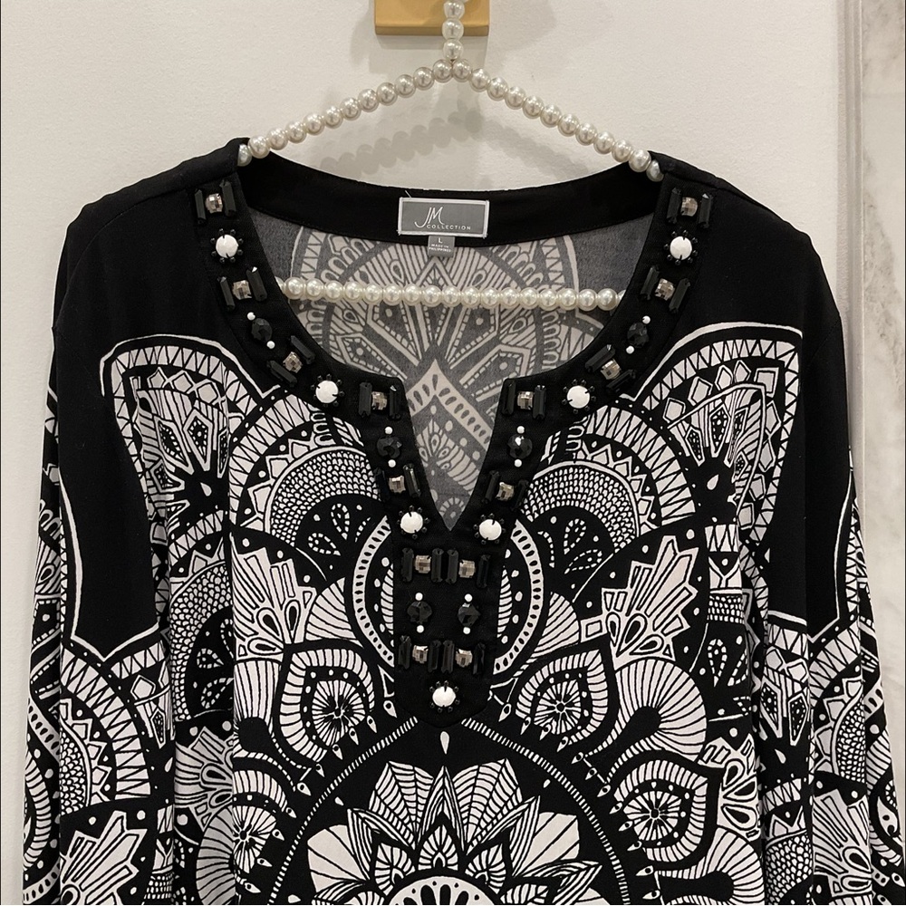 🔴JM Collection Black and White Graphic Embellished Tunic🔴 - Picture 2 of 9